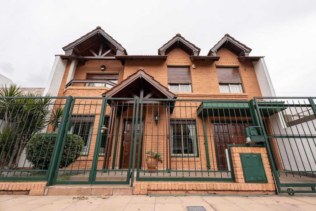 CASA  6 AMB. VENTA, HAEDO, CON PARRILLA Y PILETA