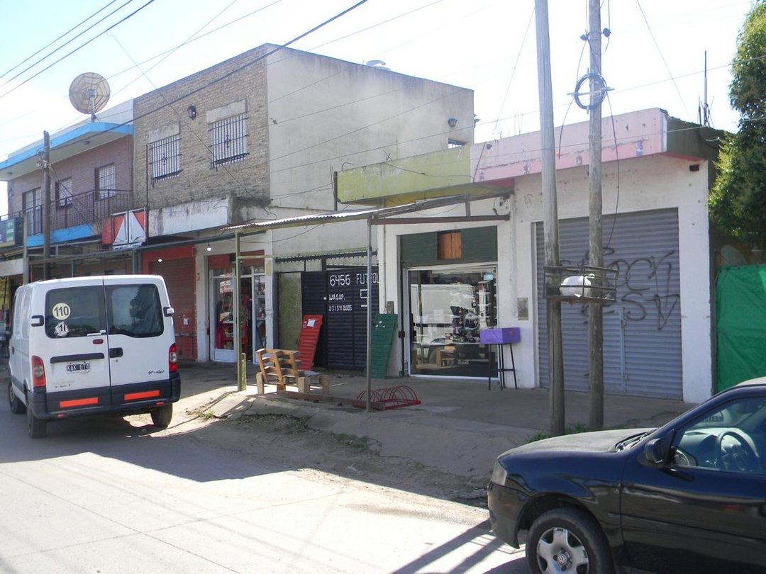 VENTA EN BLOQUE - 4 LOCALES COMERCIALES Y VIVIENDA