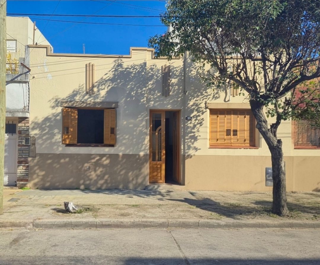 CASA VENTA 4 AMBIENTES EN HAEDO 3 CUADRA ESTACION