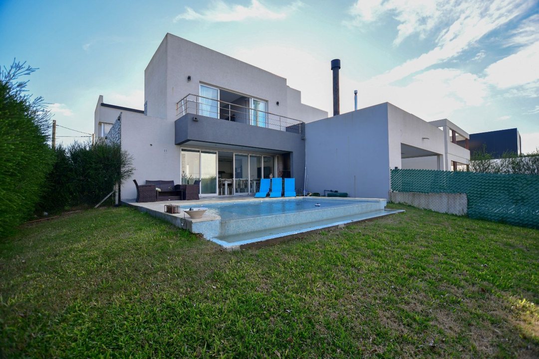 CASA VENTA BARRIO PRIVADO LA PLATA 4 DORMITORIOS