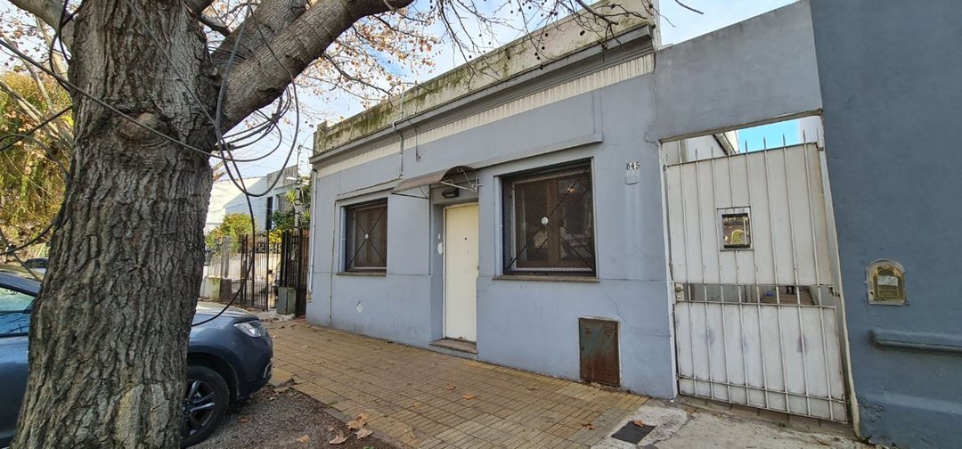 VENTA CASA 4 AMBIENTES AMPLIO FONDO QUILMES CENTRO