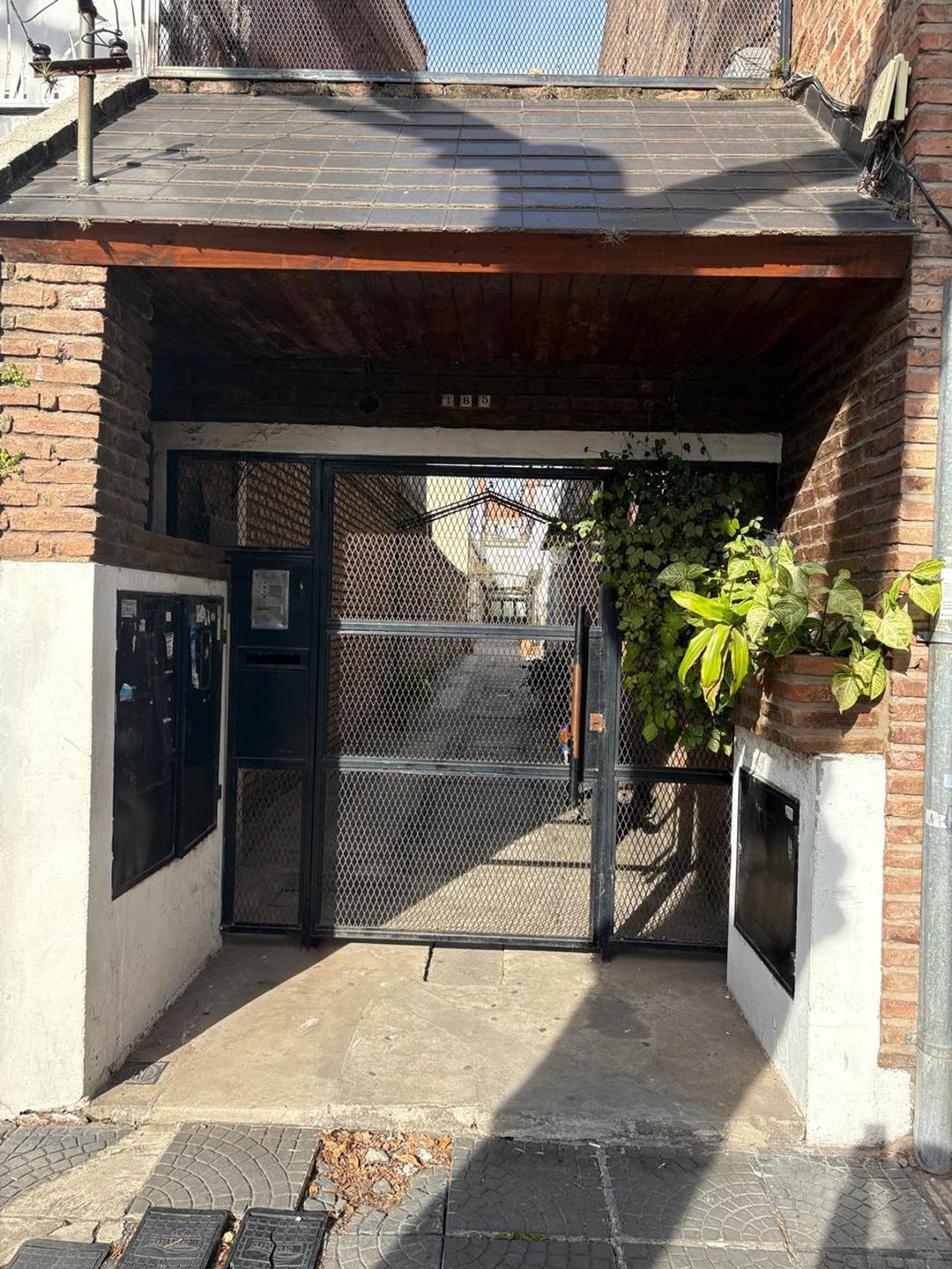CASA DE PASILLO EN VENTA 2 DORMITORIOS REP. SEXTA