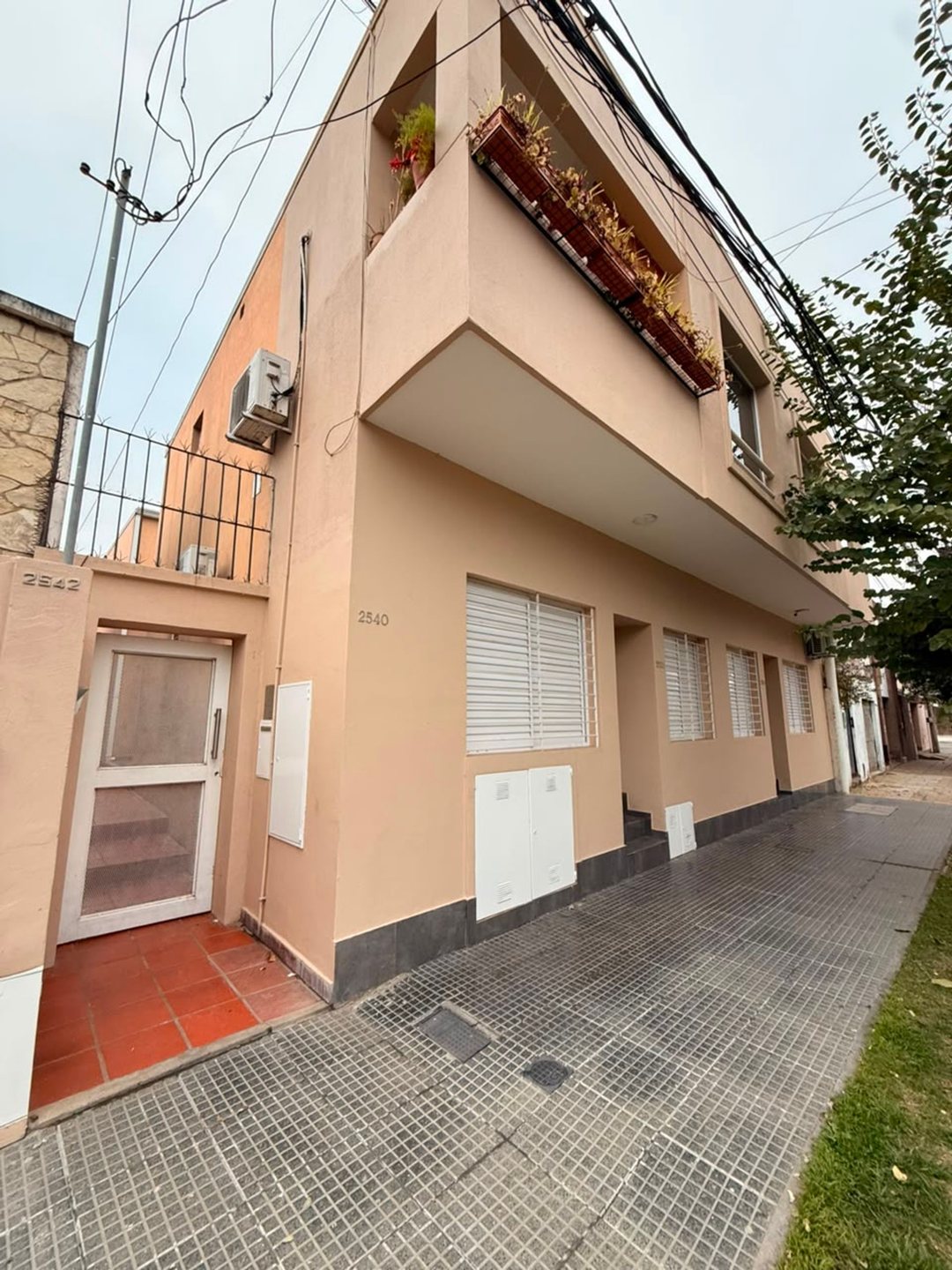 REMAX ALQUILA DEPARTAMENTO