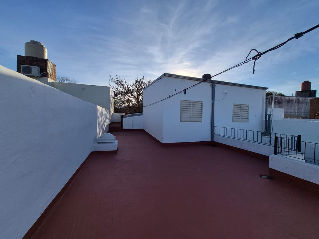 VENTA CASA  4 DORM Y COCHERA.APTA A CRÉDITO.