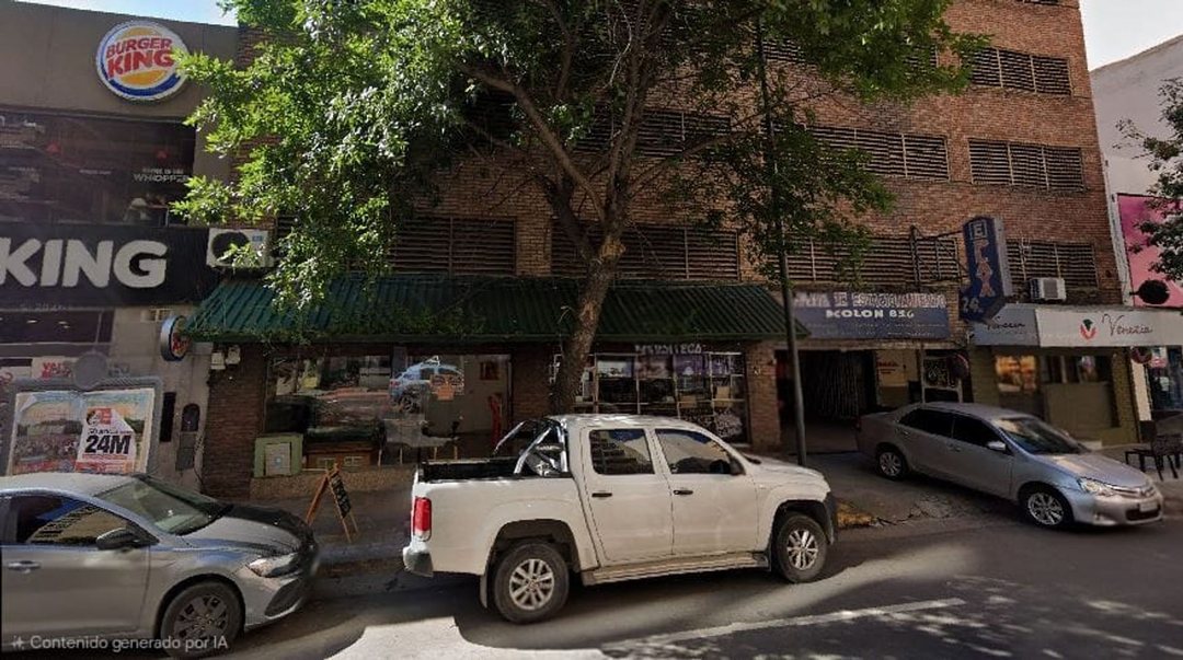 Cochera sobre Av Colon a mts de Plaza Colon