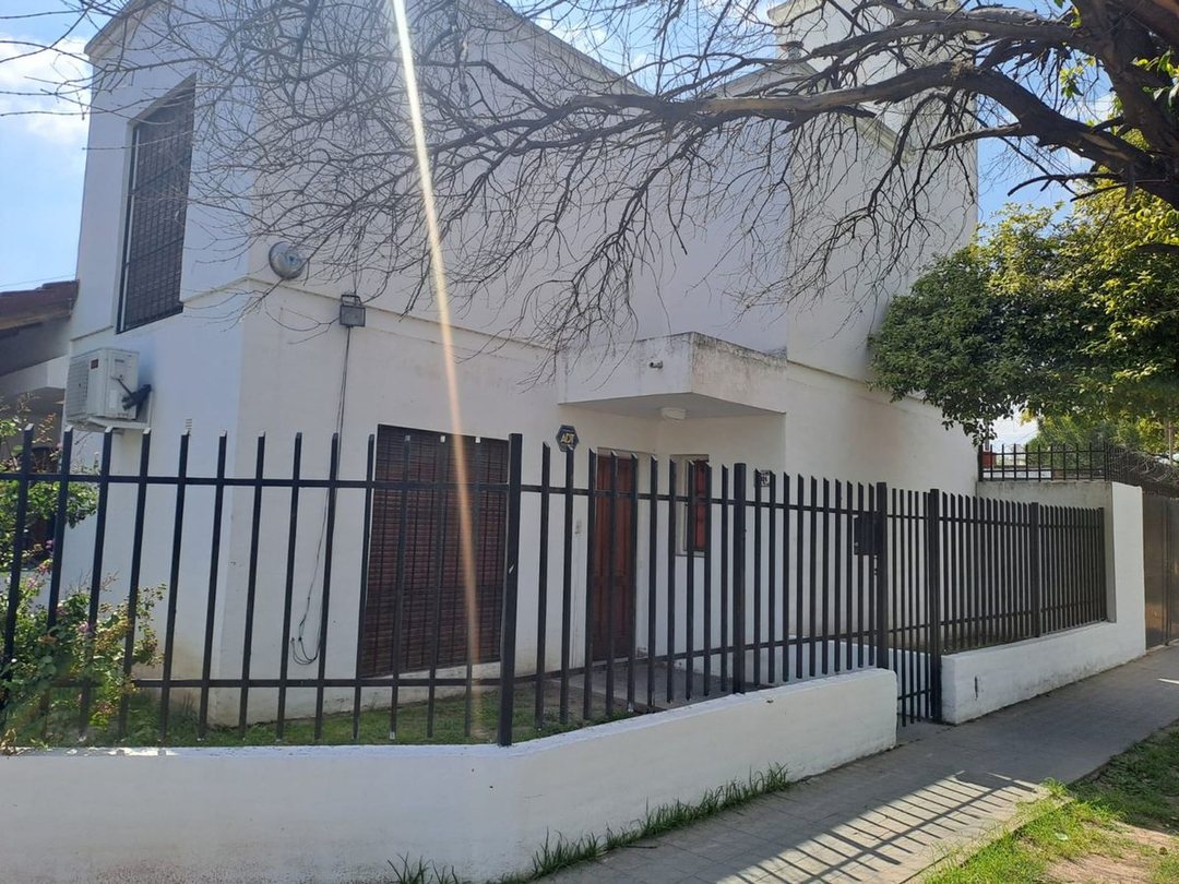 Casa 2 dorm y cochera Barrio Marques
