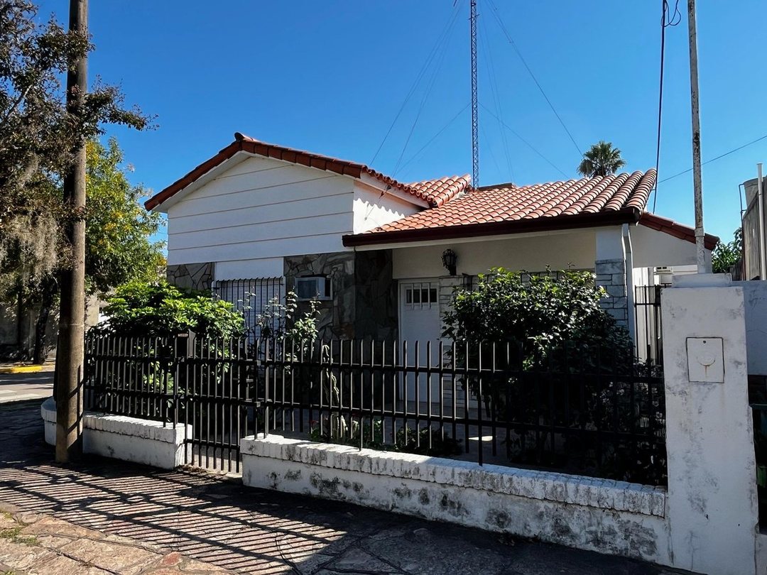 SE VENDE CASA SOBRE  ESQUINA EN SAN CARLOS CENTRO