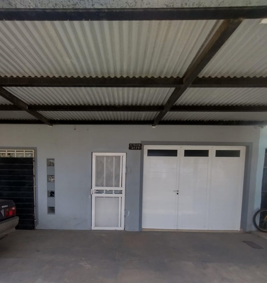 Casa con Local Comercial al Frente