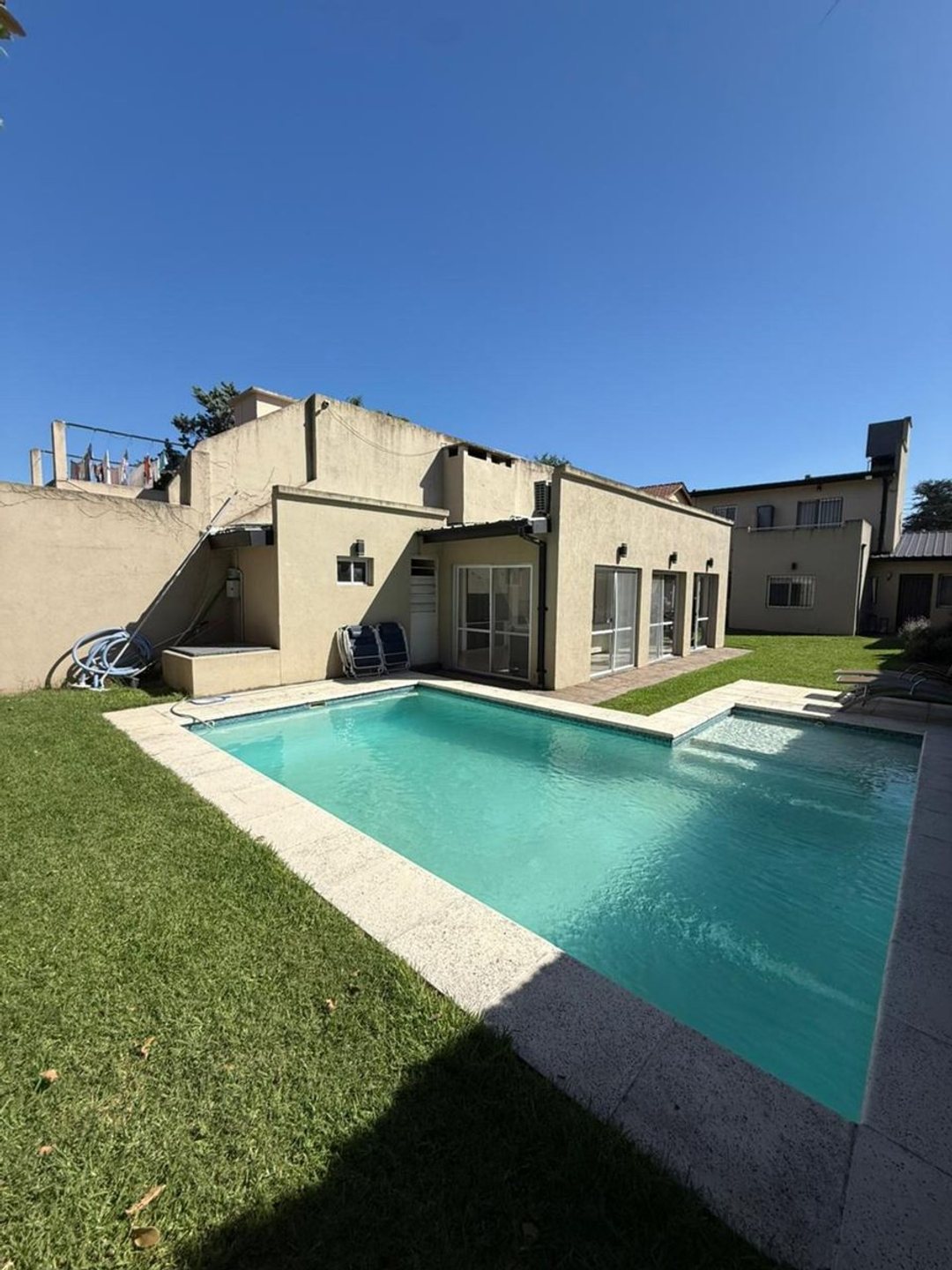 HERMOSA CASA 4 AMBIENTES C/ PISCINA EN HURLINGHAM
