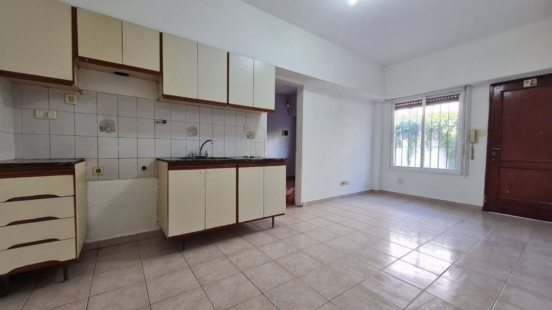 Alquiler PH 3 ambientes con patio. Villa Bosch
