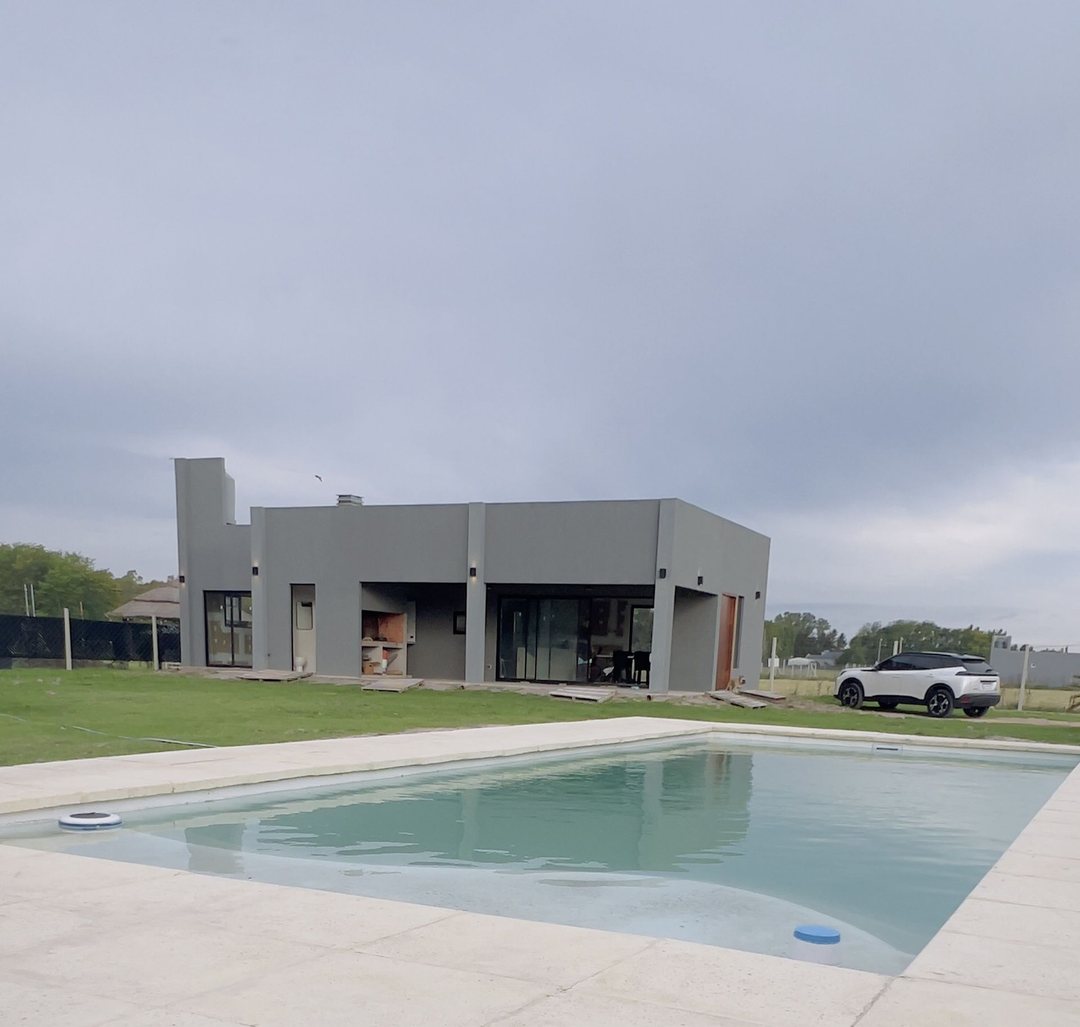 Casa a Estrenar con Pileta — Barrio Villa Adriana