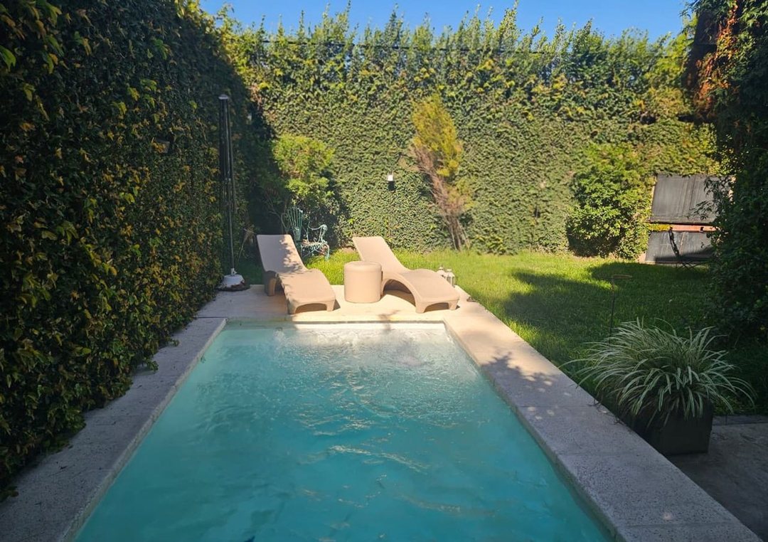 CASA 4 AMBIENTES VENTA PARQUE LELOIR JARDIN PILETA