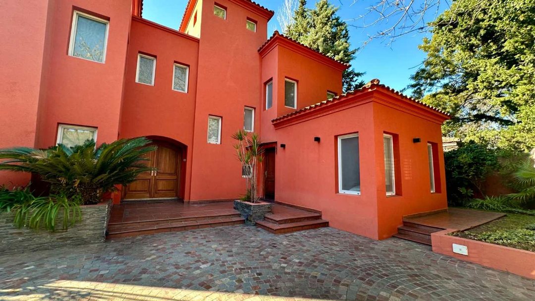 VENTA CASA DE 7 AMB.  CON COCHERA EN SAN ISIDRO