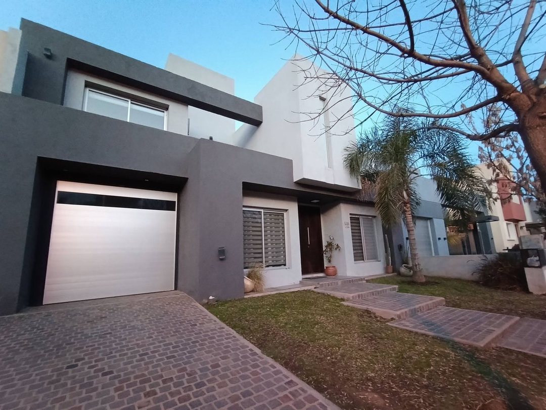 Venta Casa de Categoría 3 Dor B. Claros del Bosque