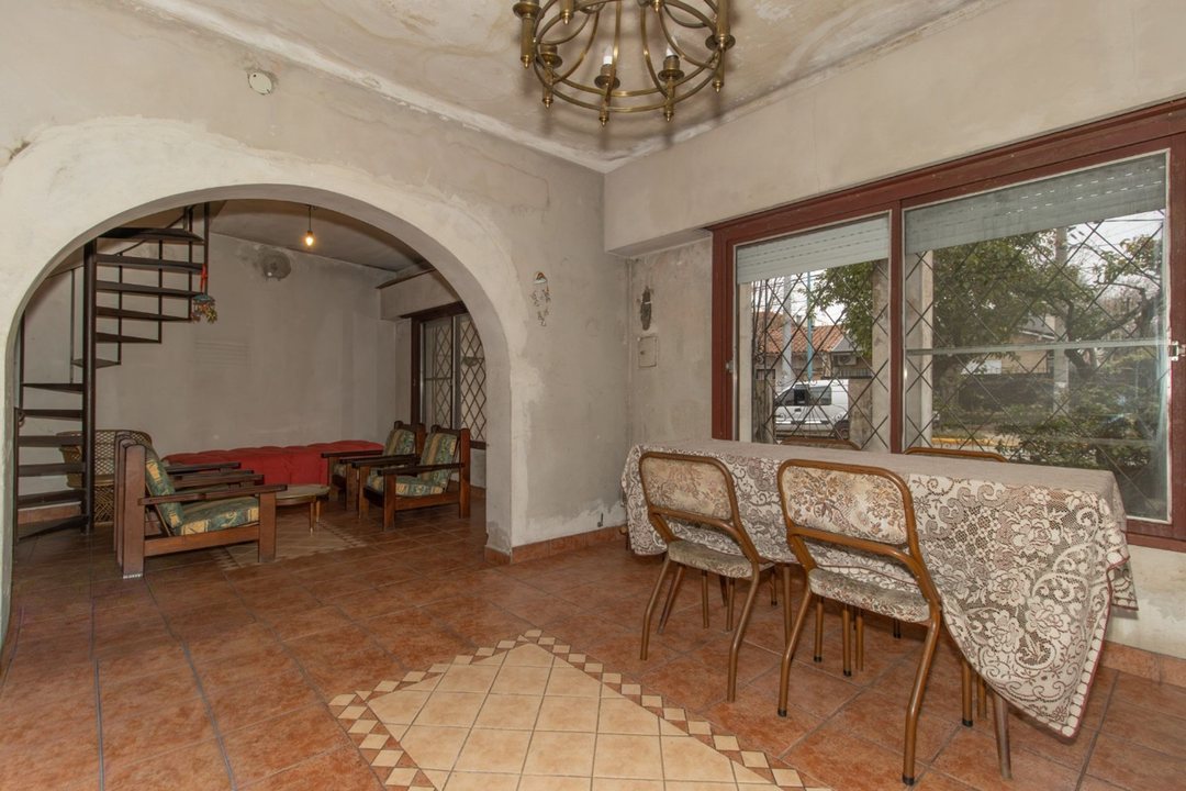 CASA DE 5 AMBIENTES DESARROLLADA EN DOS PLANTAS