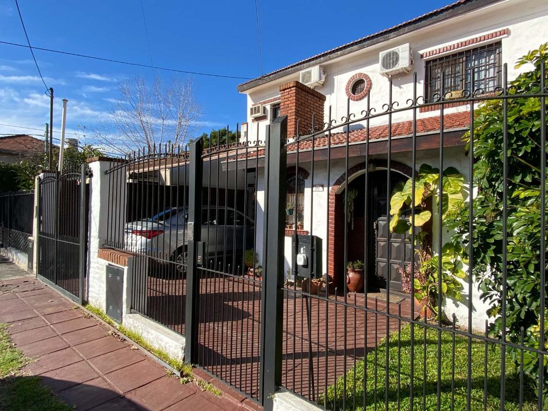 CASA 3 DORMITORIOS JARDÍN Y PILETA EN V ADELINA