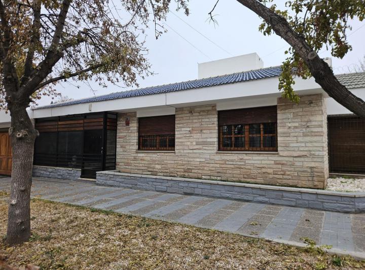Casa · 200m² · 6 Ambientes