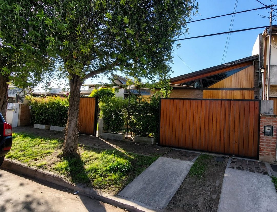 EN VENTA CASA 3 DORM ALEJANDRO CENTENO PILETA