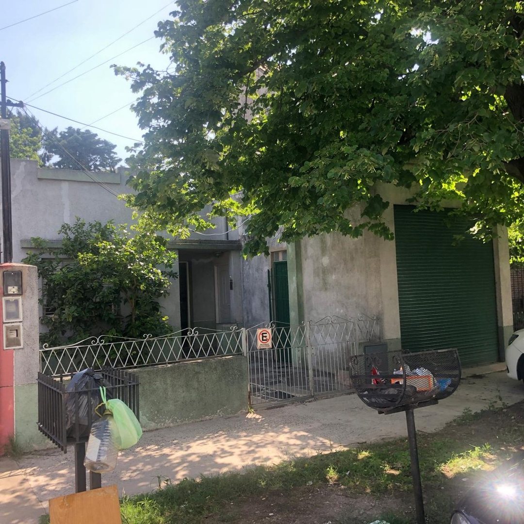 PH EN VENTA EN C/FRENTE CON AMPLIO JARDÍN LANUS O.