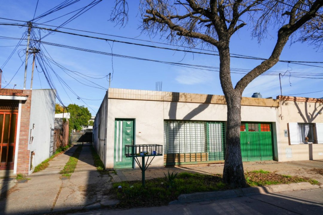 Vivienda con salón comercial