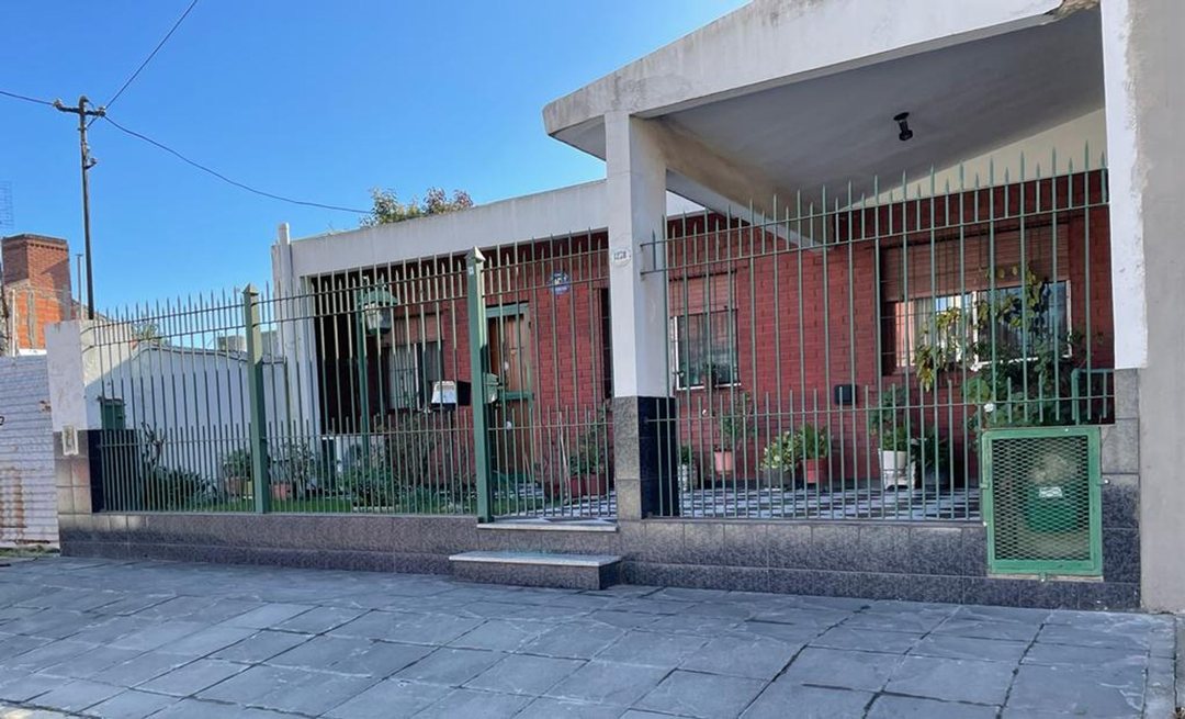 CASA EN VENTA CON FONDO Y QUINCHO-AVELLANEDA