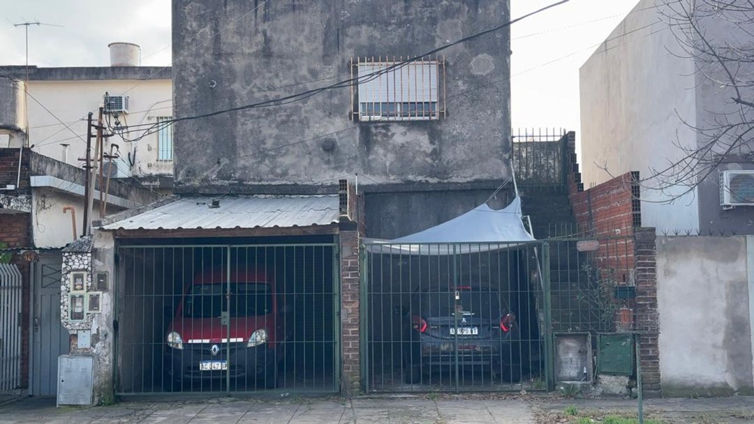 LOTE DE 8.66 X 34,64 CON COCHERAS Y 2 UNIDADES