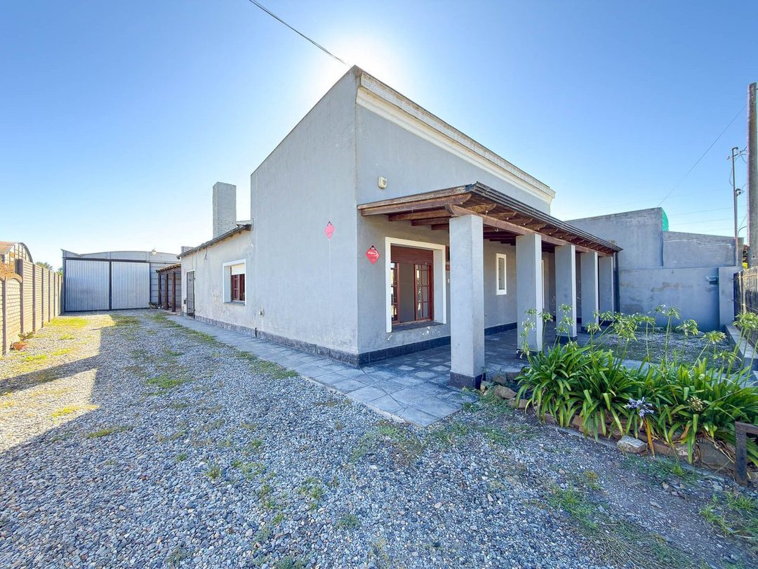 CASA CON IMPORTANTE GALPON EN MARIA IGNACIA VELA
