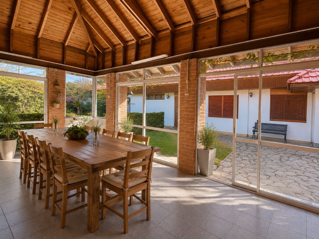 CASA EN VENTA DE 5 DORMITORIOS- TOLOSA