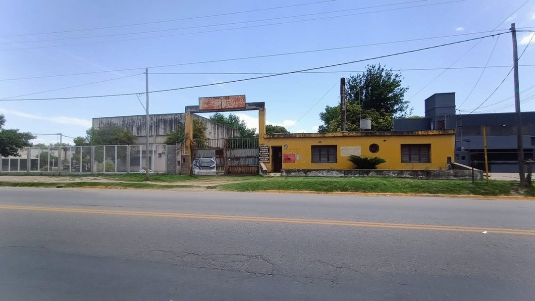 VENTA DE GALPON Y CASA  SOBRE JUAN B. JUSTO