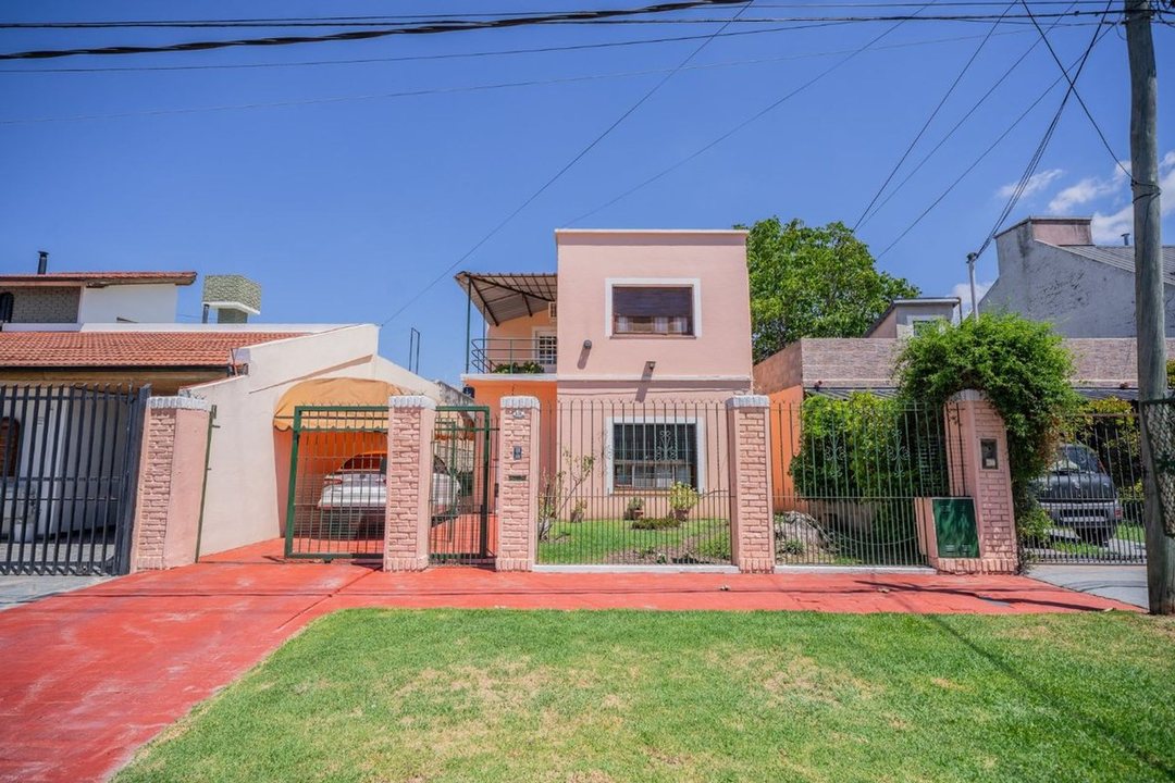VENTA CASA 5 AMB, JARDÍN, QUINCHO, APTO CRÉDITO