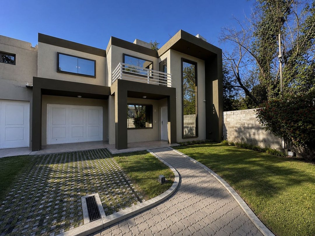 Venta Duplex housing Arguello con pileta