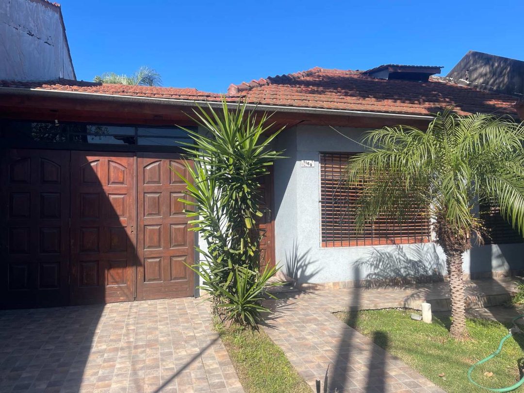 VENTA DE CASA EN JOSE C PAZ, 4 AMB, PILETA Y PARQU