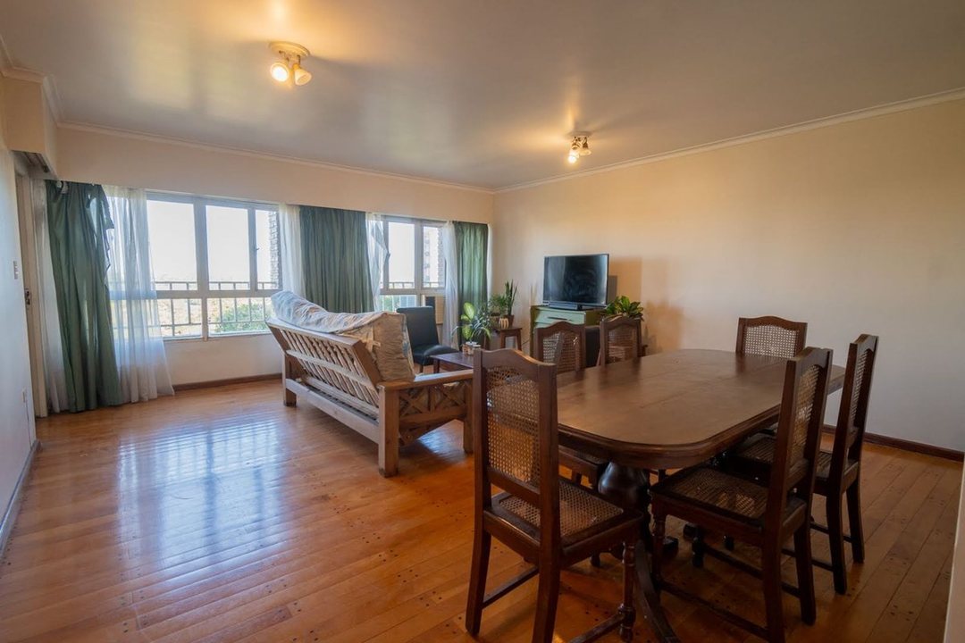 Semipiso clásico en barrio Sur de 130 m2 y cochera