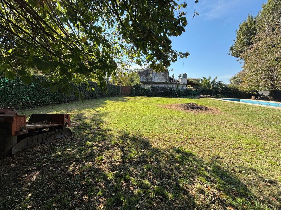 VENTA LOTE CON MEJORAS  MORENO