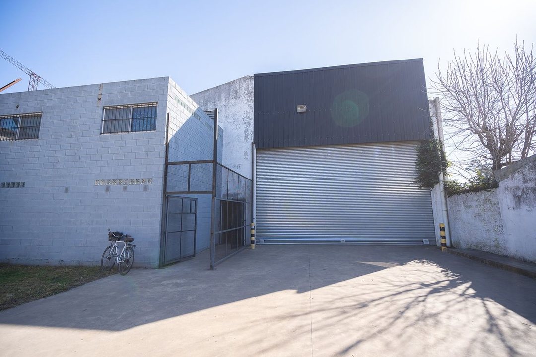 ALQUILER GALPON MORENO FRENTE UNIVERS LOTE 850M2
