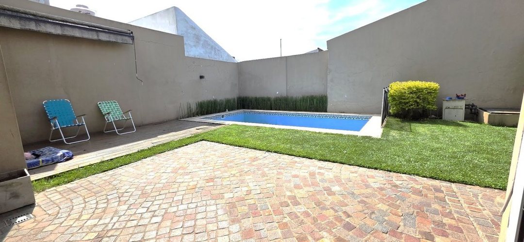 Casa 5 amb. Piscina/Quincho. Banfield.