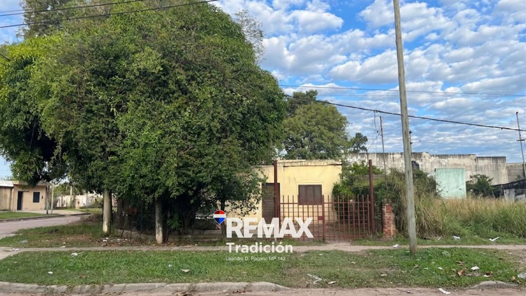 Venta Casa a Reciclar- s/asfalto, en  esquina