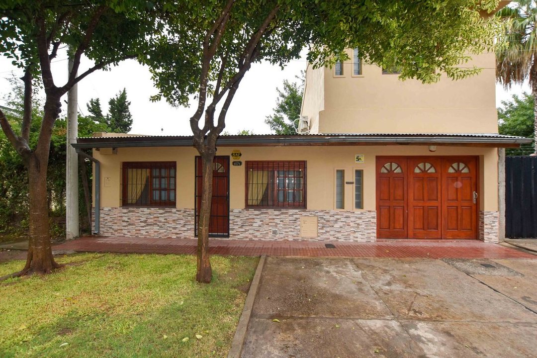 CASA EN VENTA 4 DORMITORIOS. NAVE INDUSTRIAL