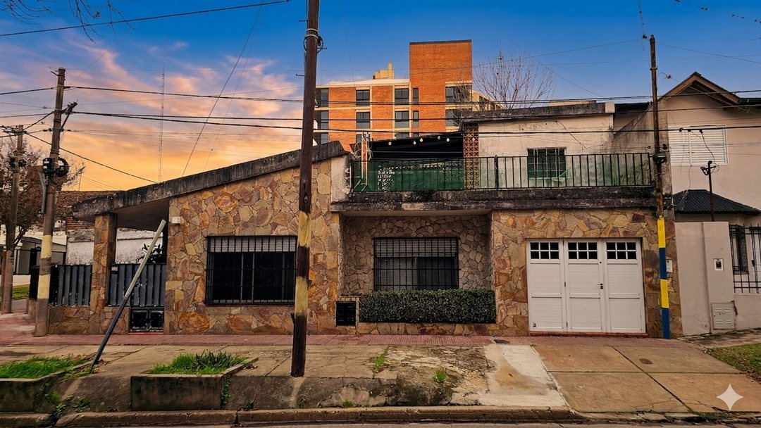 VENTA CASA UN DOMIRTORIOS, COCHERA ARROYITO