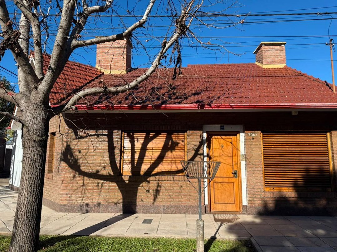 CASA DE 3 DORMITORIOS EN BARRIO ESCALANTE.