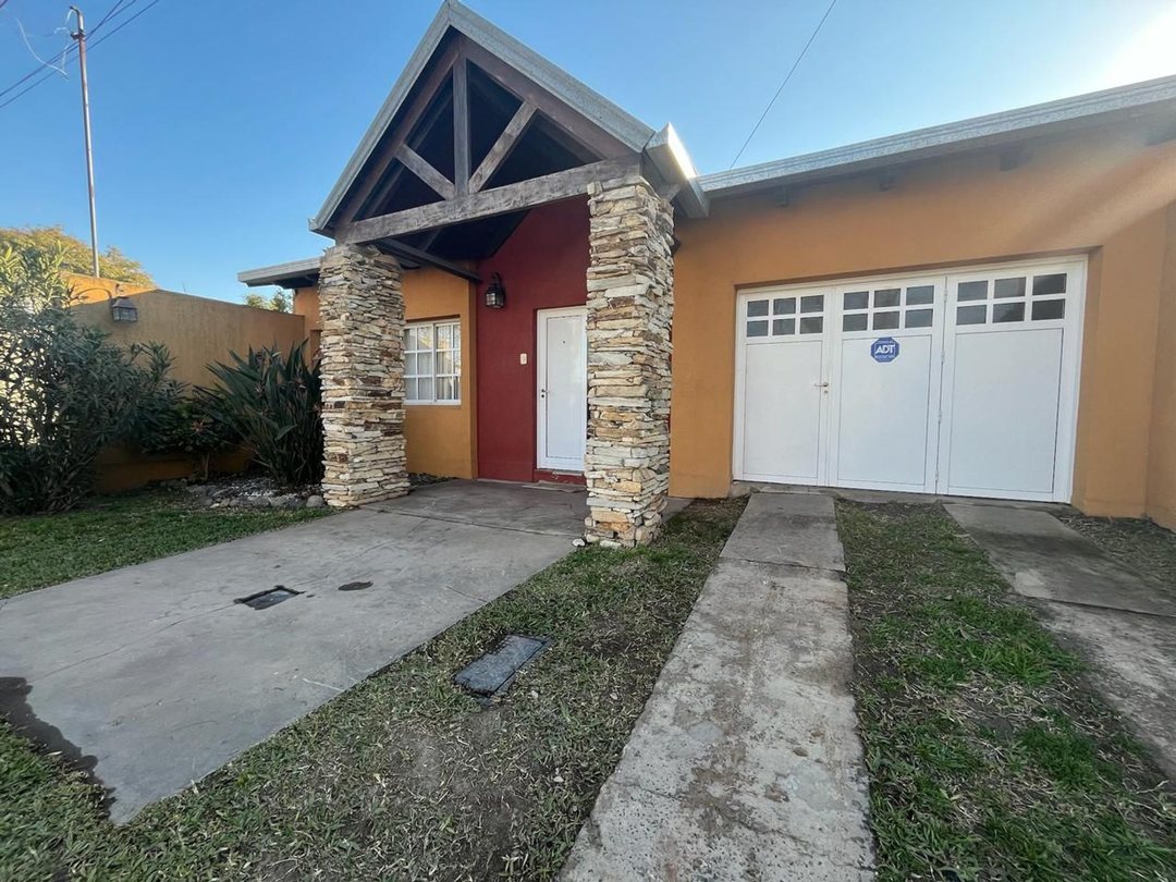 VENTA CASA 2 DORM. Y PILETA - BARRIO UNIDOS