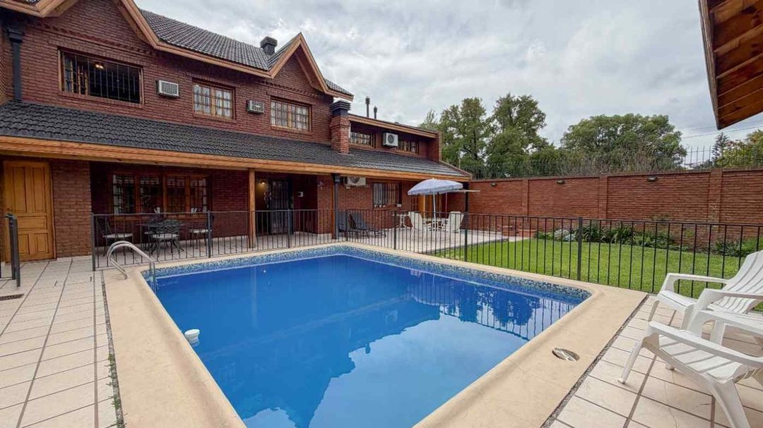 CASA 8 AMBIENTES EN VENTA EN BURZACO CON PISCINA