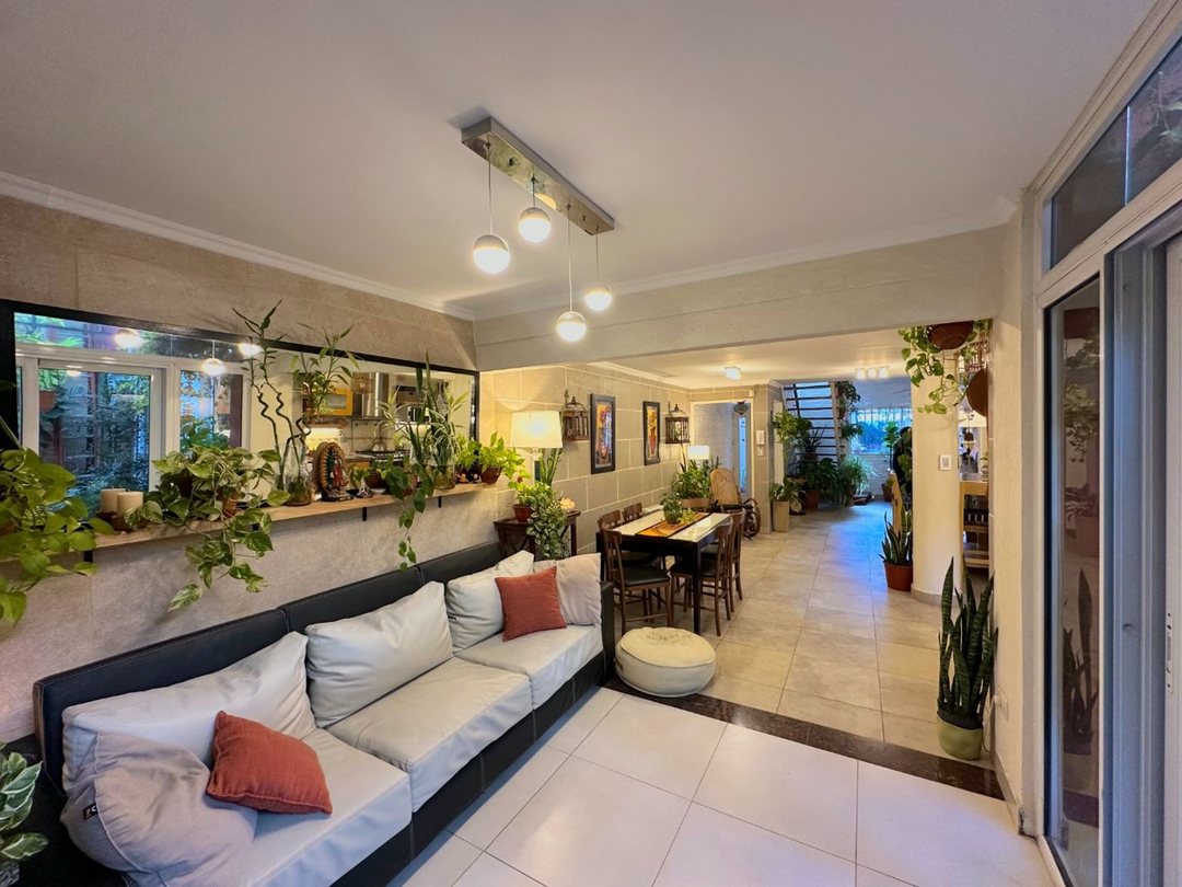 VENTA CASA 5 AMBIENTES PARQUE CHAS