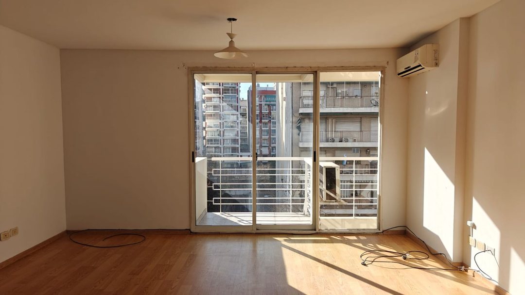 VENTA MONOAMBIENTE C/BALCÓN FLORES. MUY LUMINOSO!