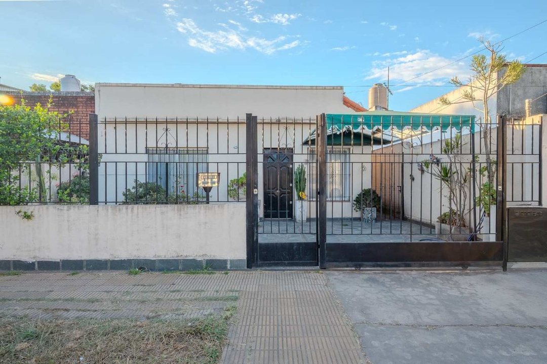 PH Tipo casa  3 Amb Frente c/Jardín y Cochera.