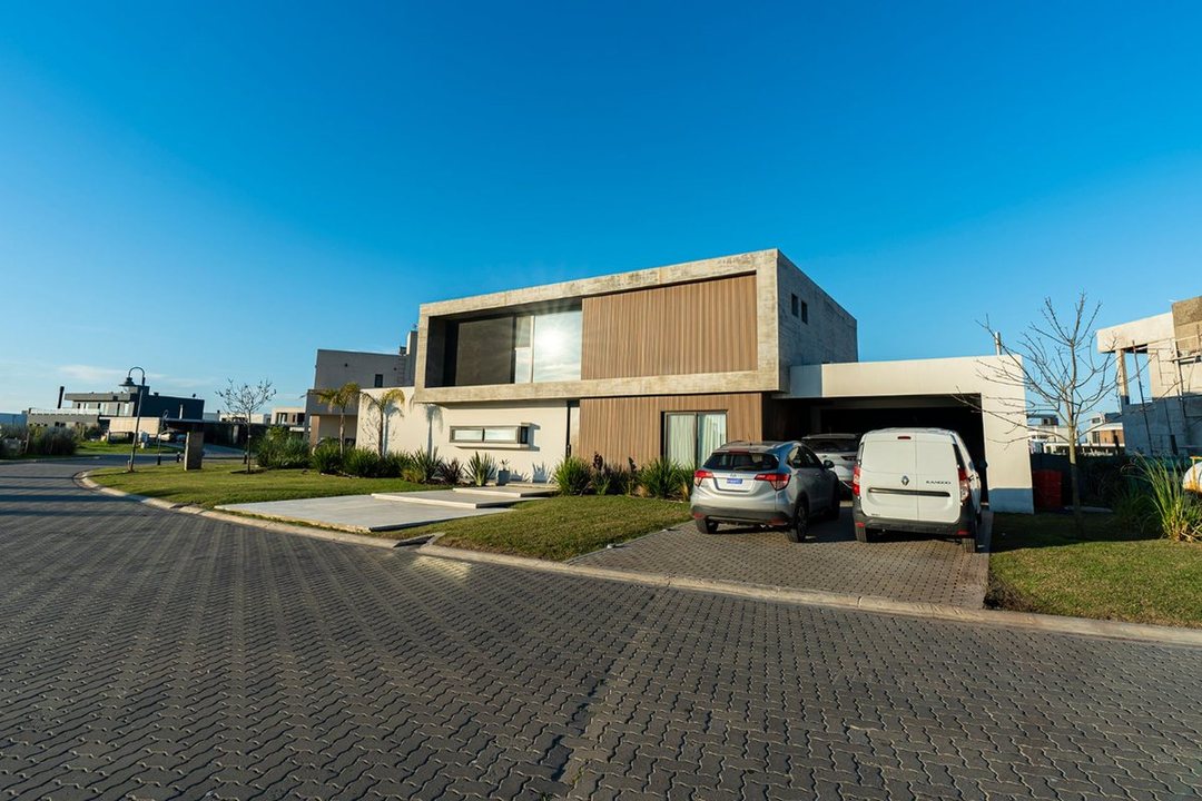 CASA EN VENTA VILLALOBOS 5 AMBIENTES AL LAGO