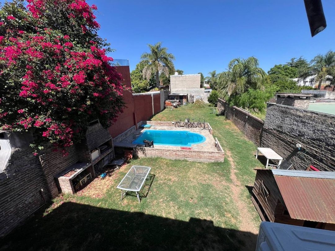 VENTA CASA 5 AMB CON PILETA - ITUZAINGO