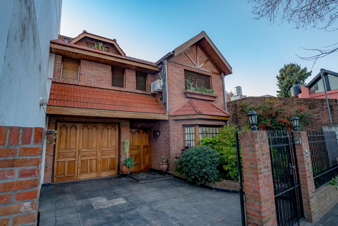 CASA MARTINEZ 5 AMB COCHERA Y QUINCHO  LOTE PROPIO