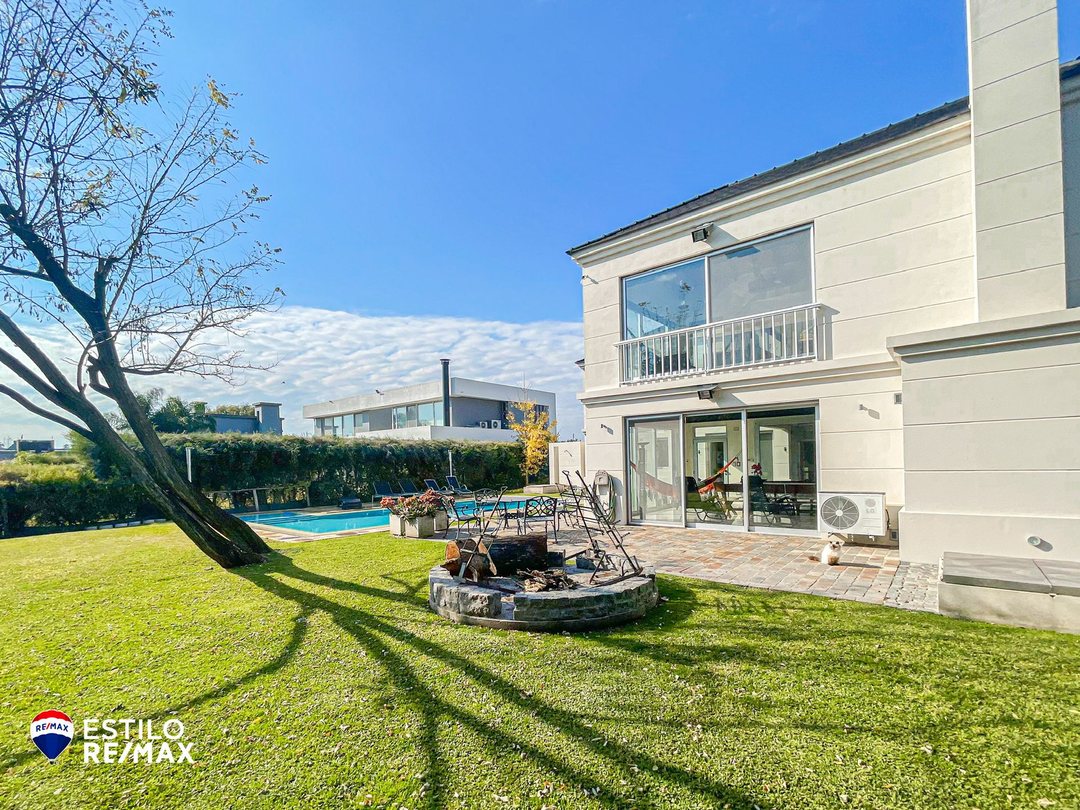 CASA EN VENTA LOMAS DE CITY BELL, QUINCHO Y PILETA