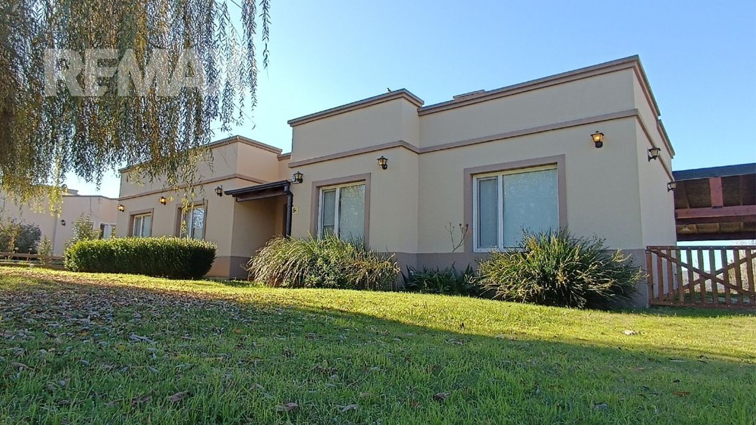 Venta casa 4 amb. c/pileta lote 1500 m²